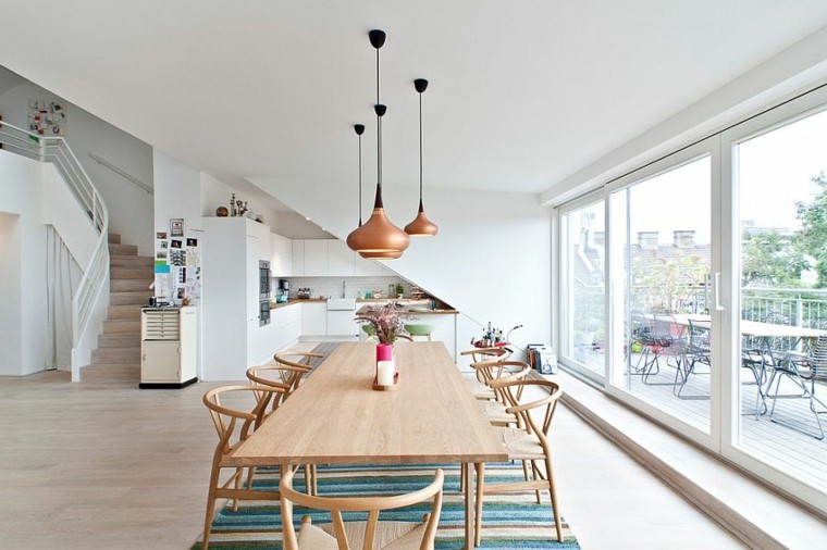 otevřená kuchyně obývací pokoj velké okno stůl židle dřevěné lampy