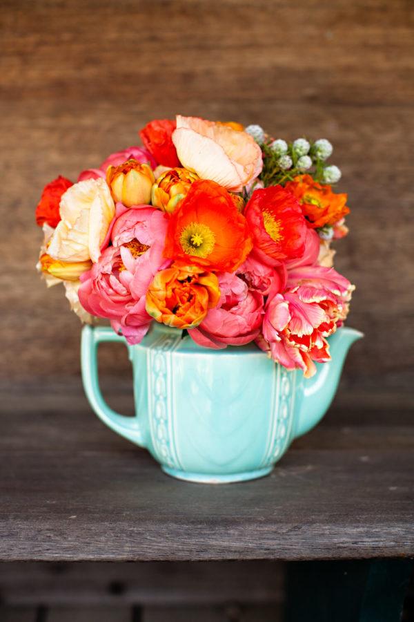 Comment faire une composition florale PHOTOS centre de table tasse bleue 