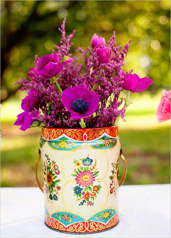 Comment faire un arrangement de fleurs au centre de la table avec des fleurs dans une boîte 