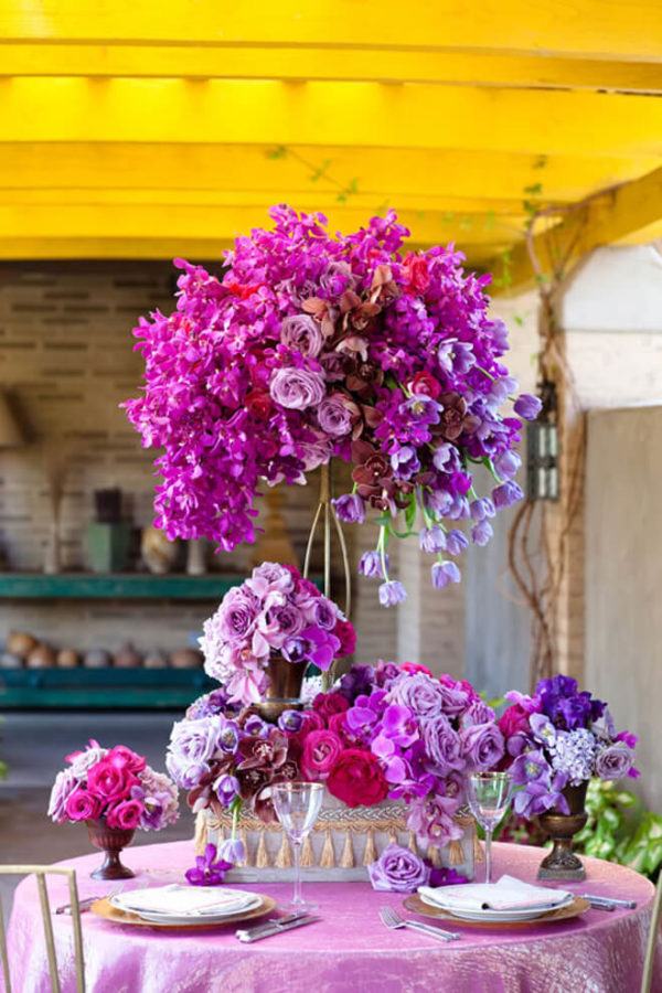 Comment faire un arrangement floral de pièce maîtresse de fleur de rose pourpre 