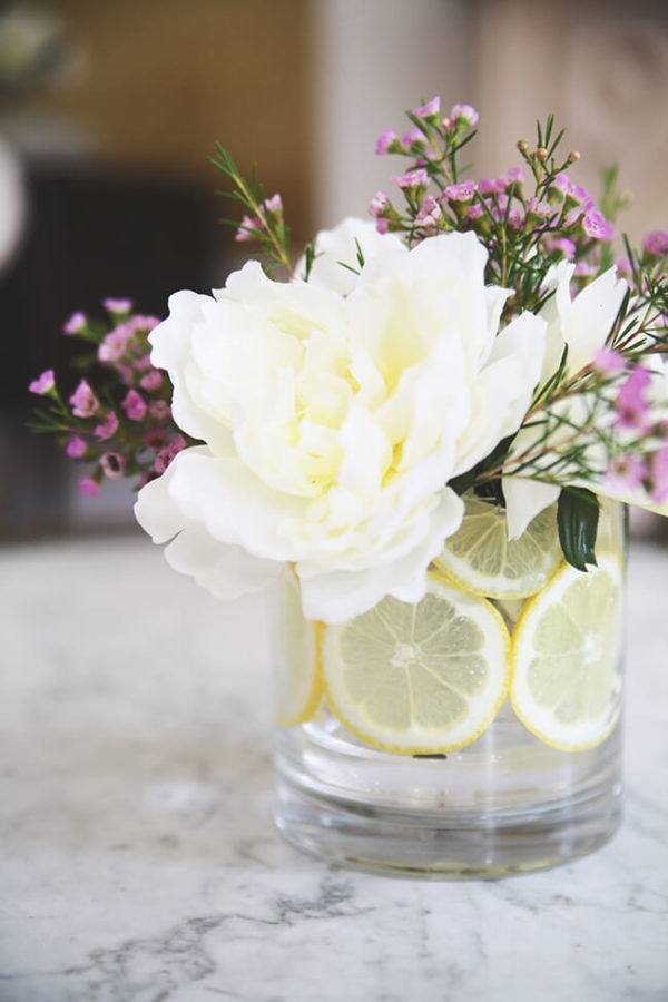 Comment faire un arrangement floral de pièce maîtresse de vase de citron 