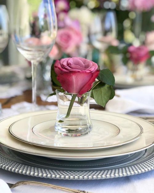 comment-faire-un-arrangement-floral-centre-de-table-fleurs-roses-dans-vase-instagram