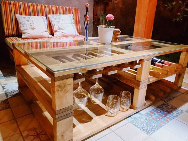 Table en bois et verre