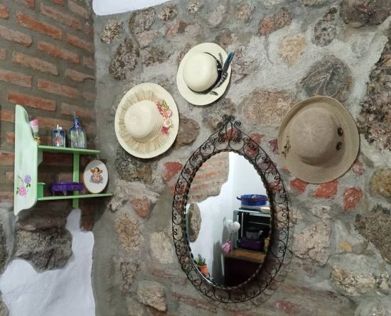Mur de pierre avec miroir et chapeaux