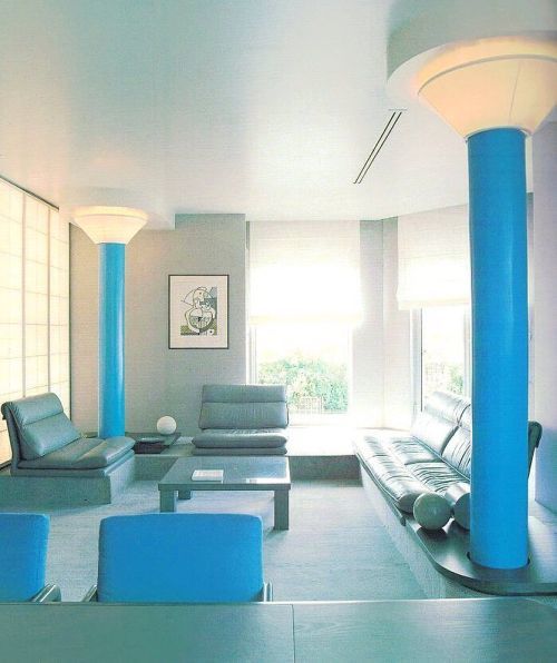 Salon bleu bébé avec colonnes bleues