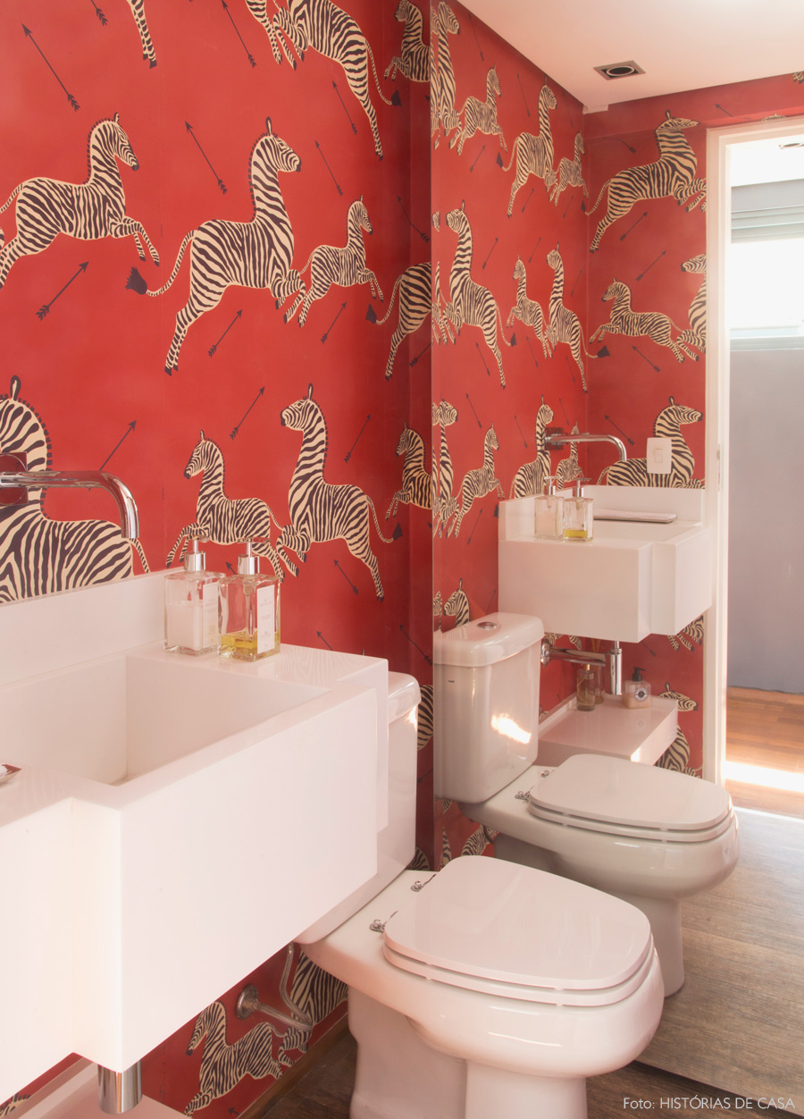 Salle de bain papier peint zèbre rouge