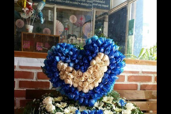 comment-faire-un-arrangement-fleur-bleu-coeur-instagram