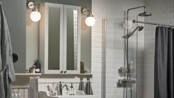 15 salles de bains modernes avec douche 2021 2022 Miroir de garde-robe IKEA BATHROOM 