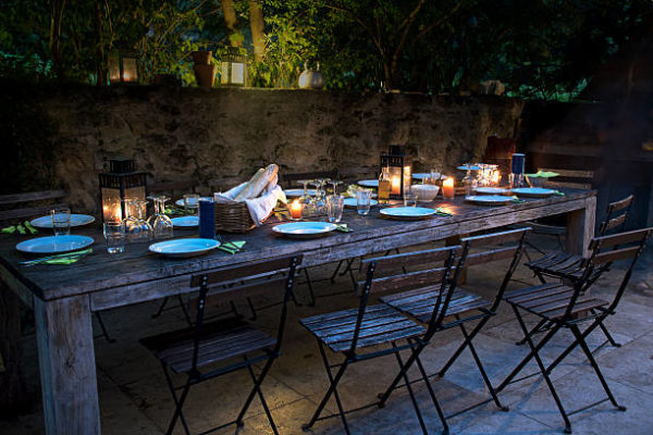 Les meilleures idées pour illuminer votre jardin sans contaminer les bougies de table 