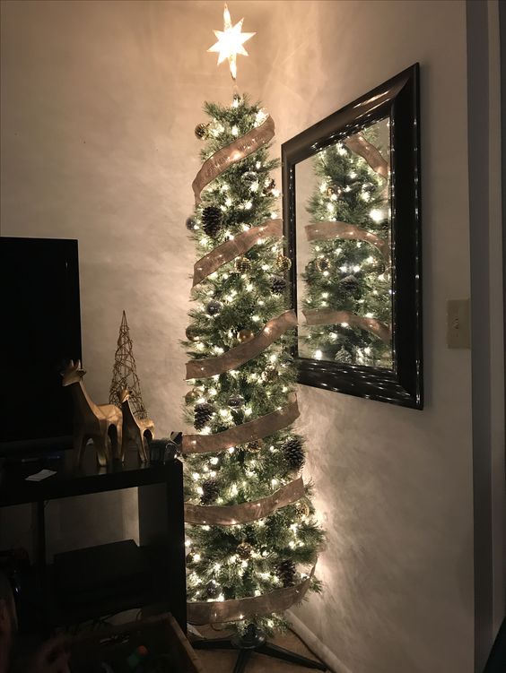 Божиќна декорација со витки рустикални дрвја