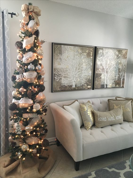 Божиќна декорација со витки рустикални дрвја