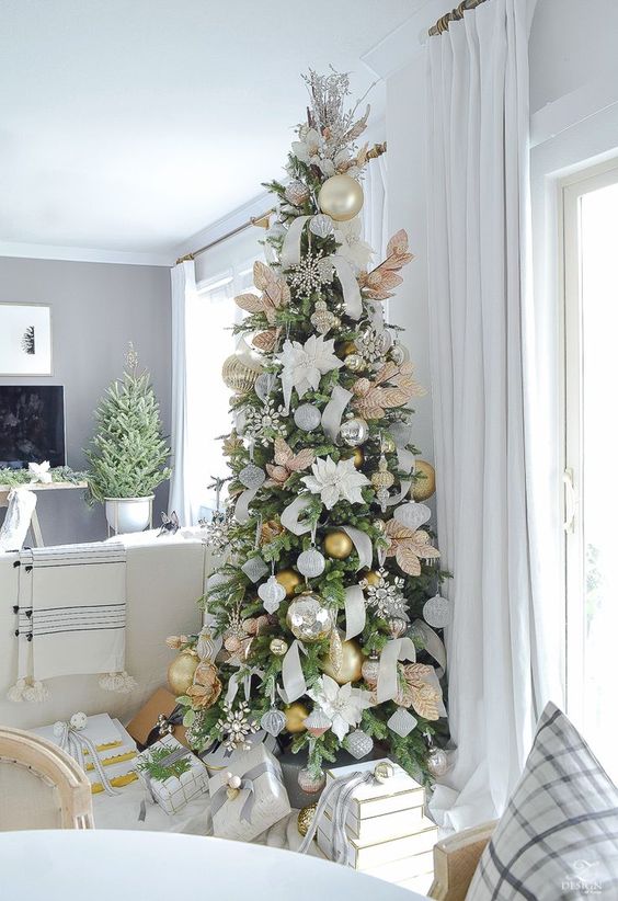 Des idées pour décorer votre sapin de Noël slim en blanc