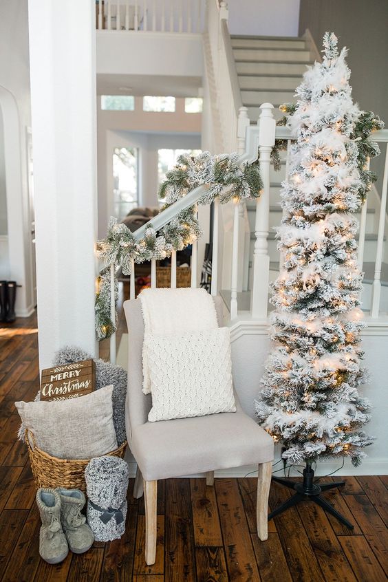 Des idées pour décorer votre sapin de Noël slim en blanc