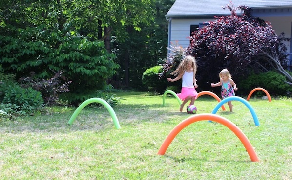 Bricolage à faire avec des churros de piscine pour jeu de balle pour enfants 