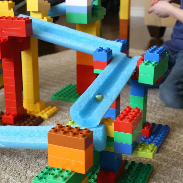 Bricolage à faire avec des churros de piscine pour enfants piste lego 