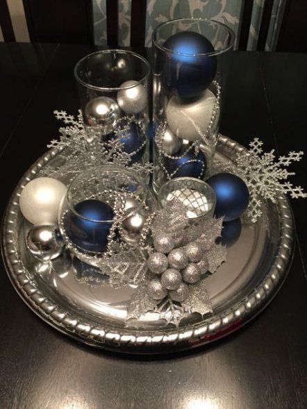 Vánoční ozdoby na stříbrném podnose