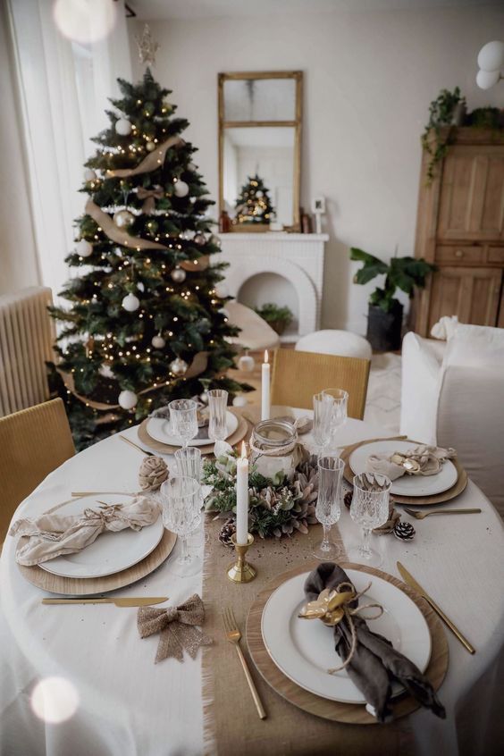 Comment décorer la table du dîner de Noël dans une petite maison