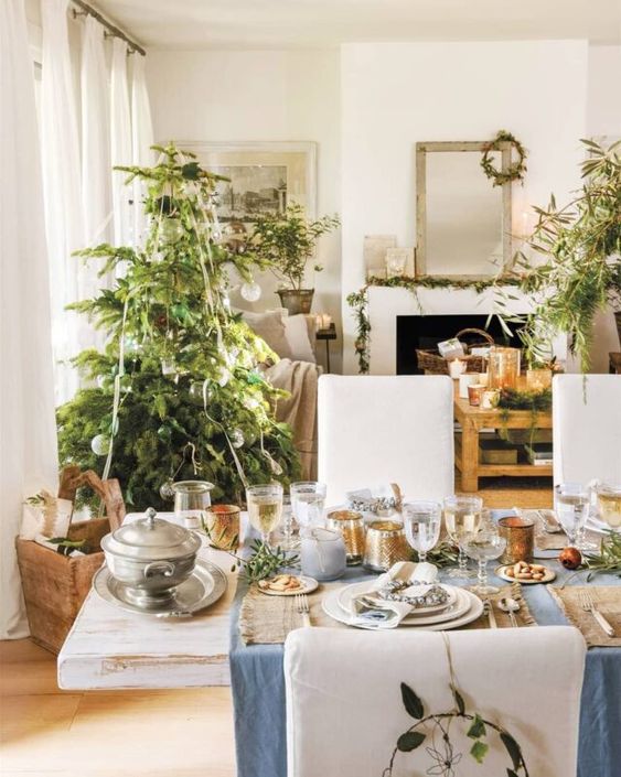 Comment décorer la table du dîner de Noël dans une petite maison