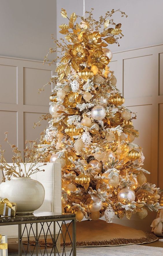 Arbres de Noël décorés d'or