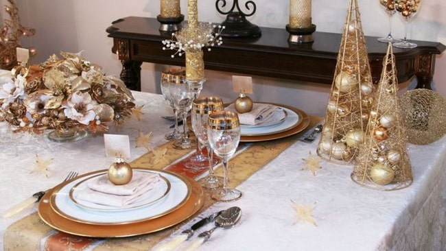 Table de dîner de Noël en or
