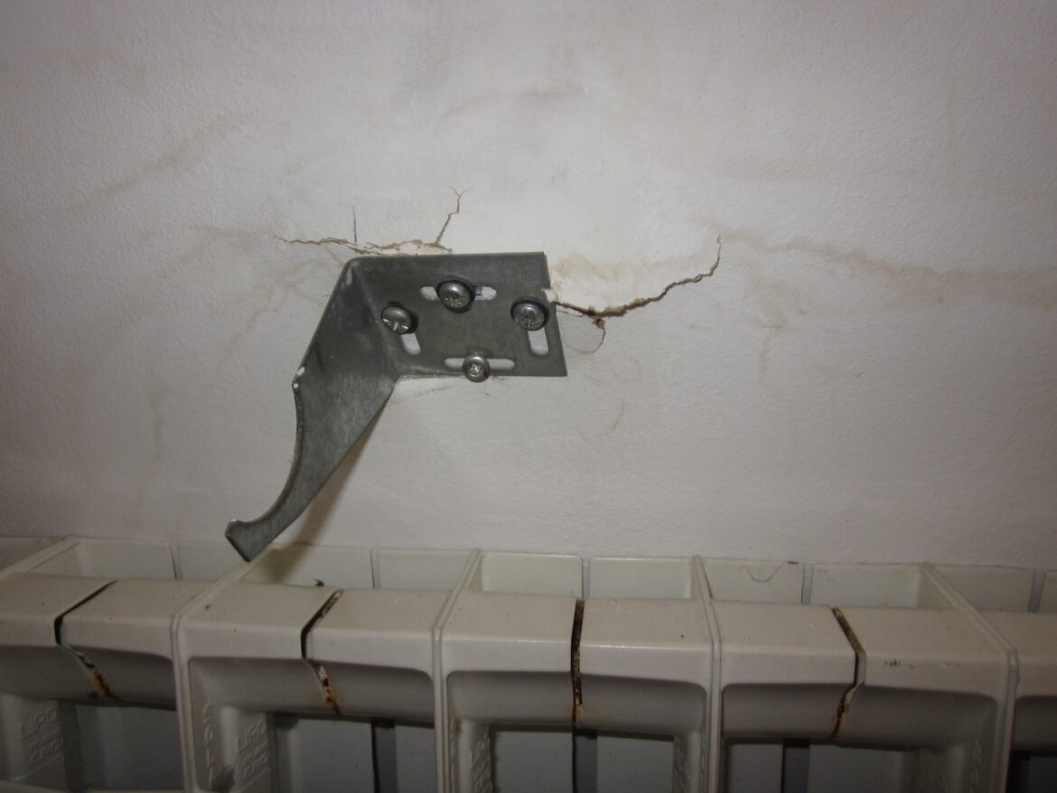 Comment accrocher un tableau sur un mur en béton sans percer ?