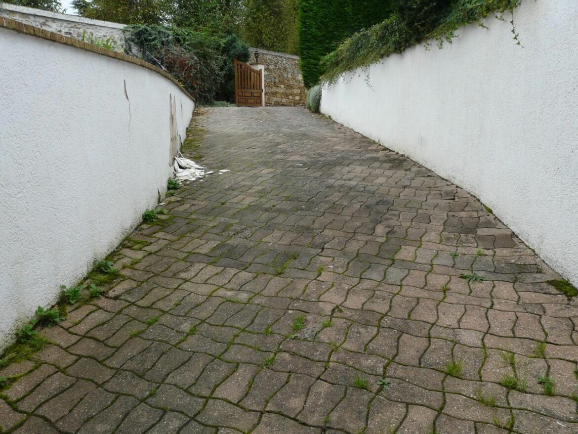 Comment aménager une entrée de garage en pente ?