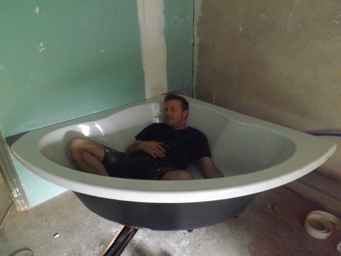 Comment amenager une salle de bain étroite ?