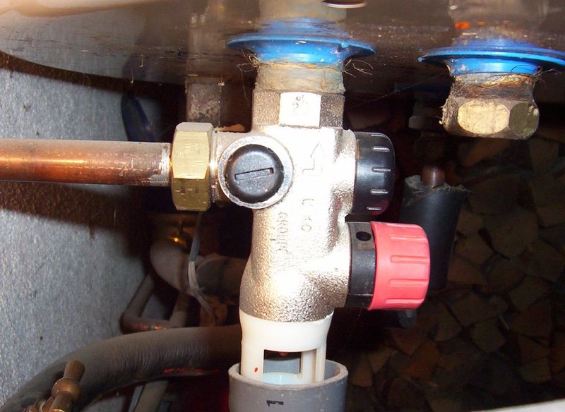 Водонагревателя течет горячая вода. Сливной вентиль для бойлера. Открыт закрыт кран на бойлер. Установка редуктора давления воды на водонагреватель. Обратный клапан водонагревателя течет из крана.