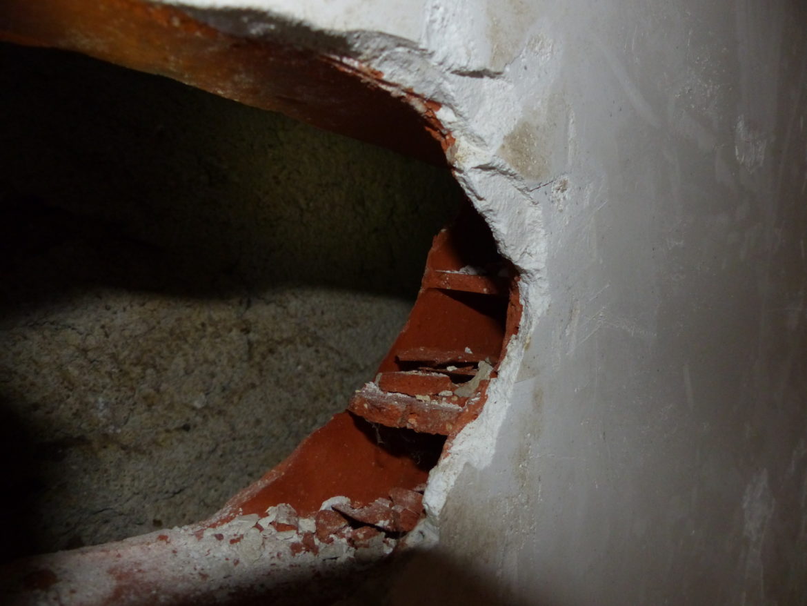 Comment boucher des trous dans un mur en pisé ?