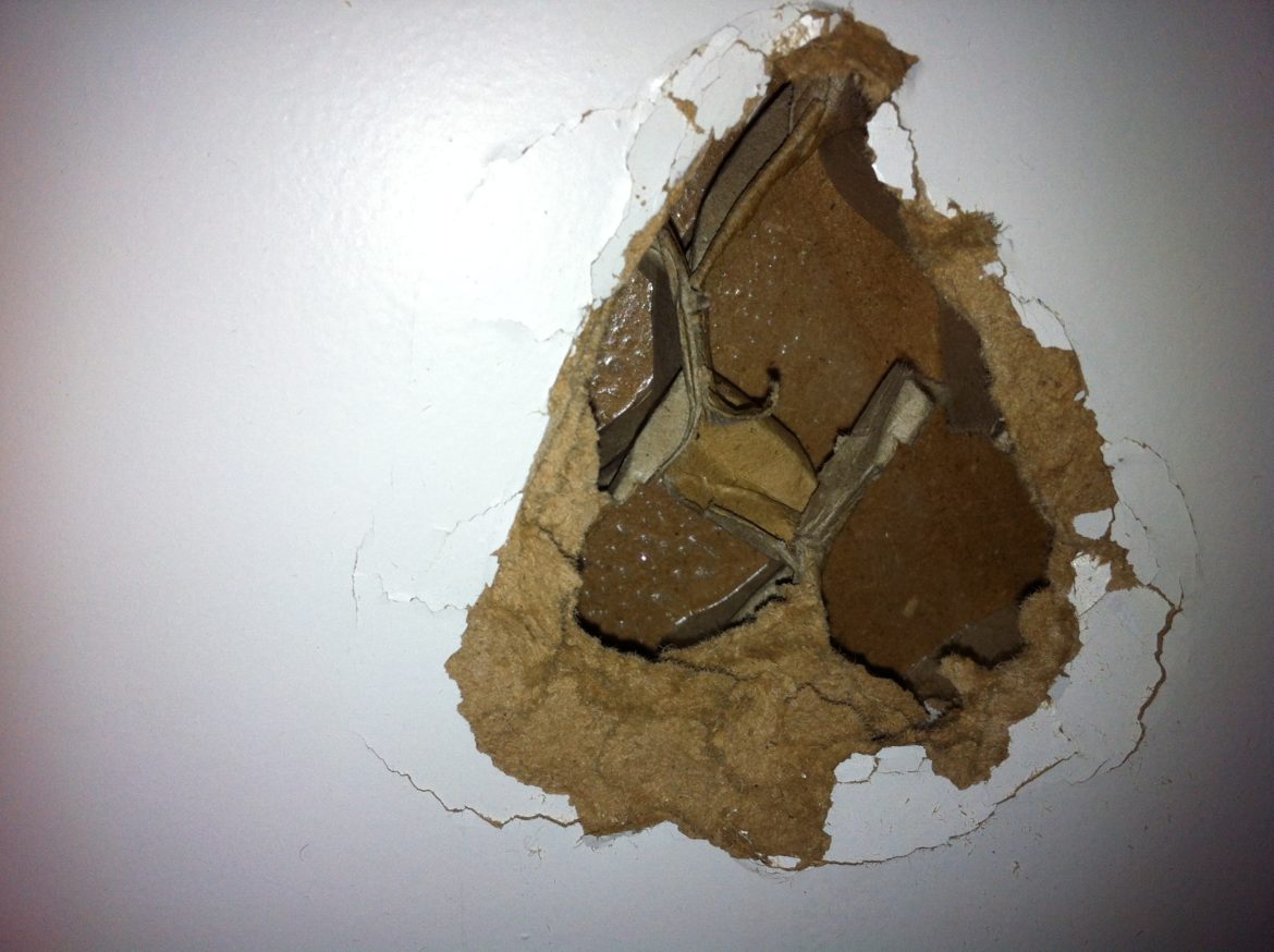 Comment boucher un trou sous une terrasse ?