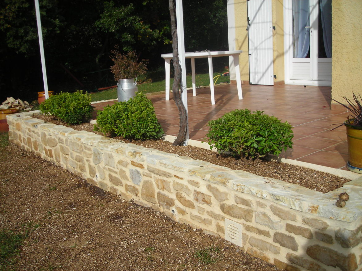 Comment cacher un bas de mur abîmé ?