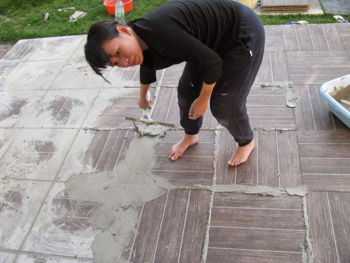 Comment carreler une terrasse avec une pente ?