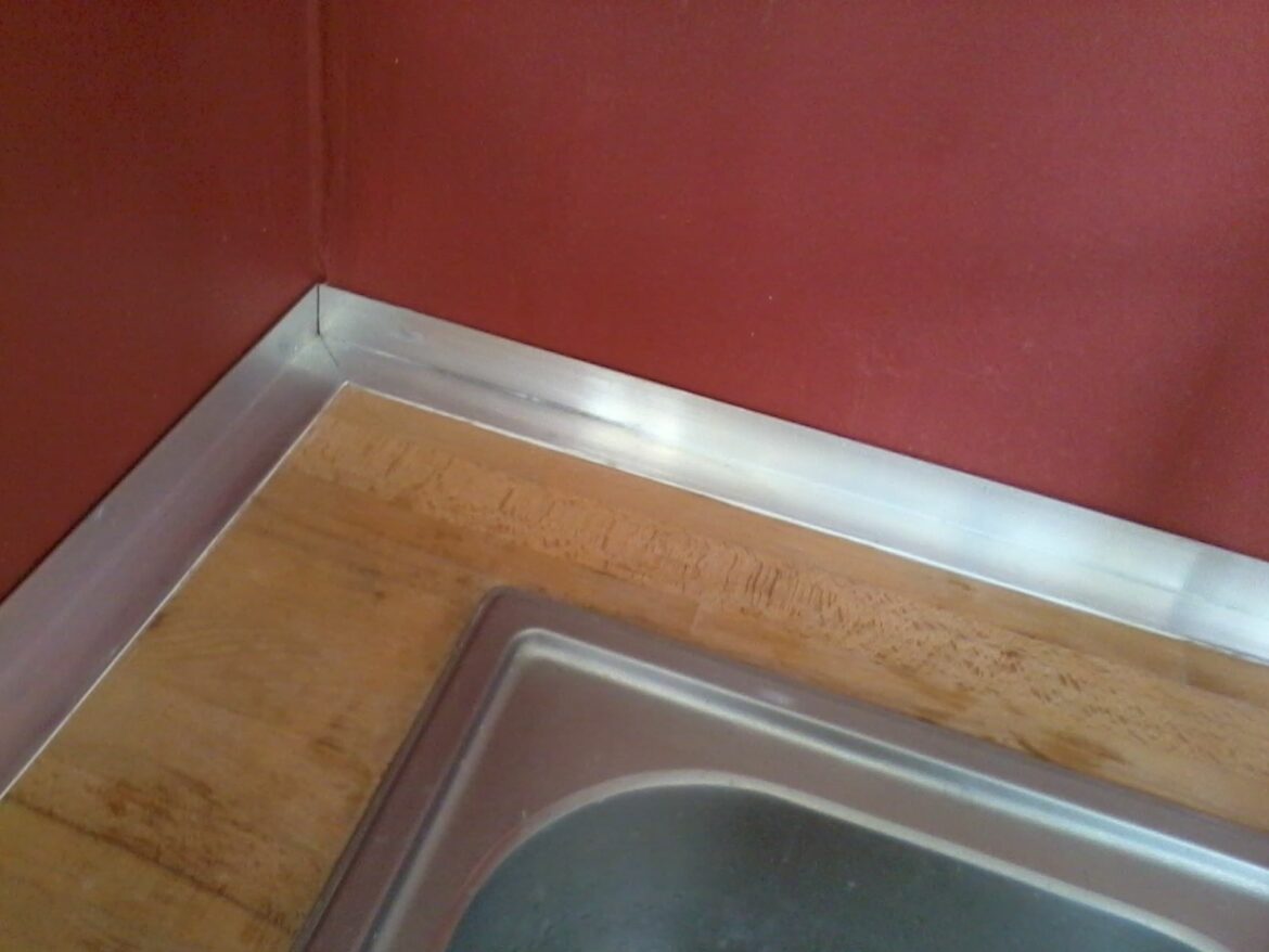 Comment coller une crédence sur du placo ?