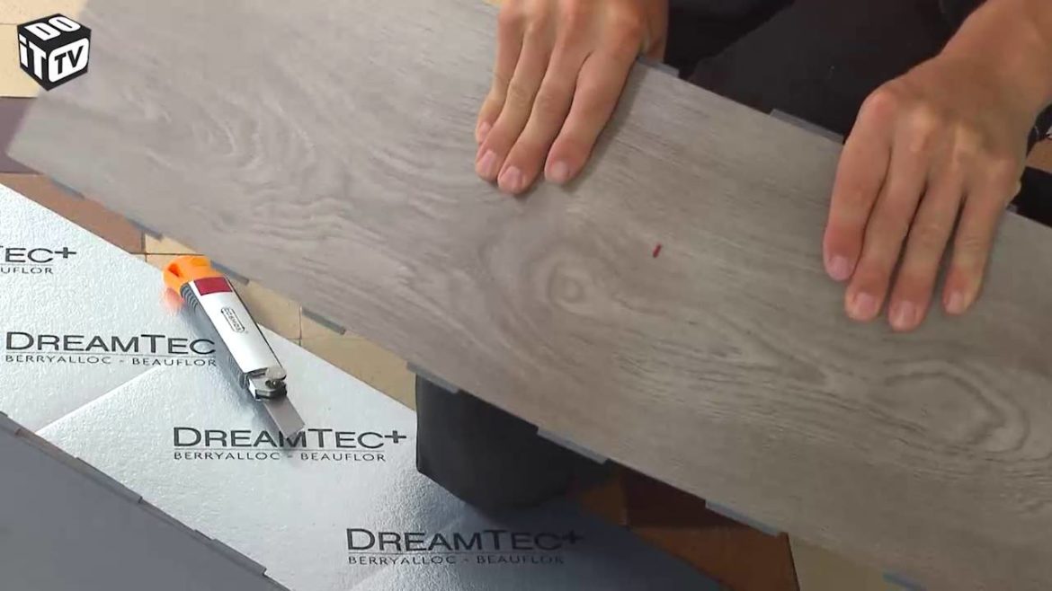 Comment couper des dalles clipsables ?