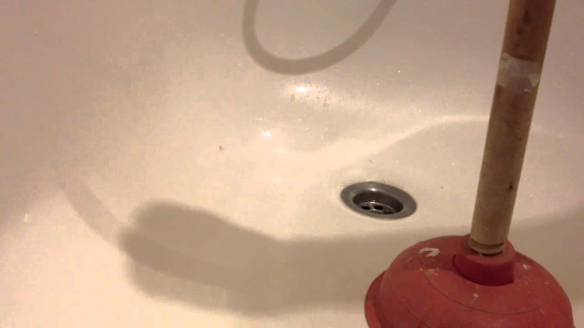 Comment déboucher la douche sans produit ?