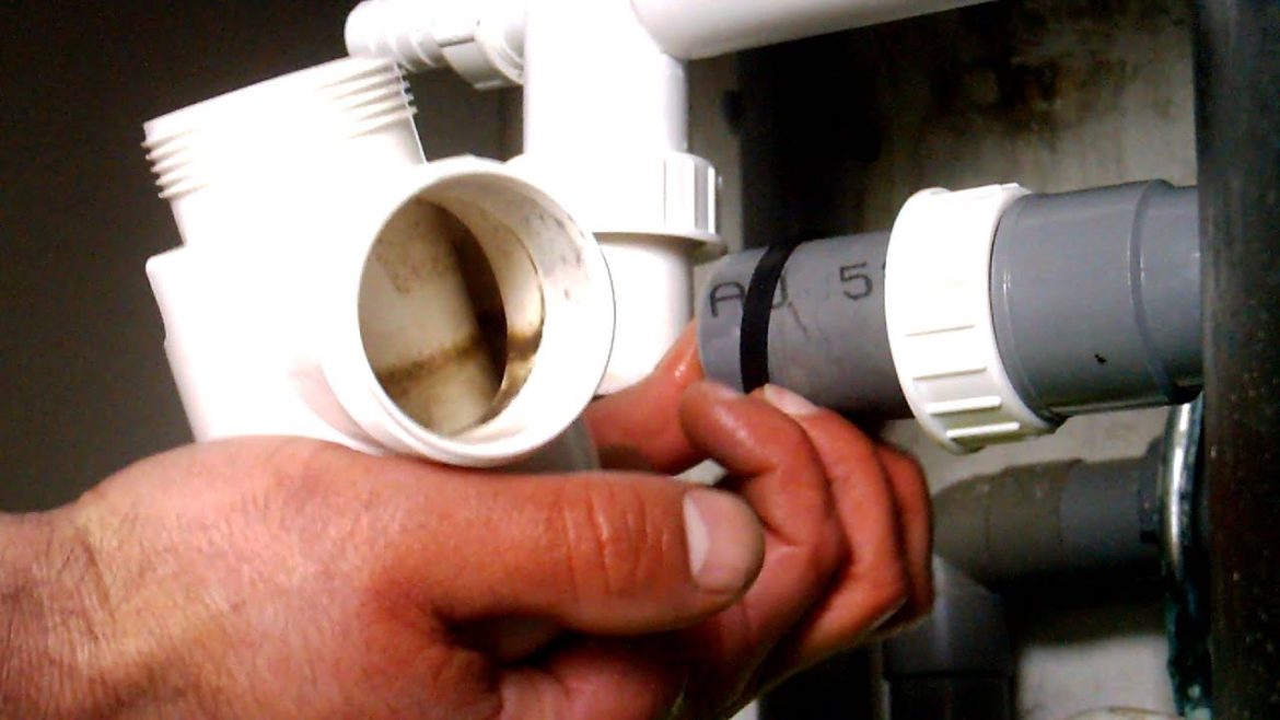 Comment déboucher un siphon de sol ?