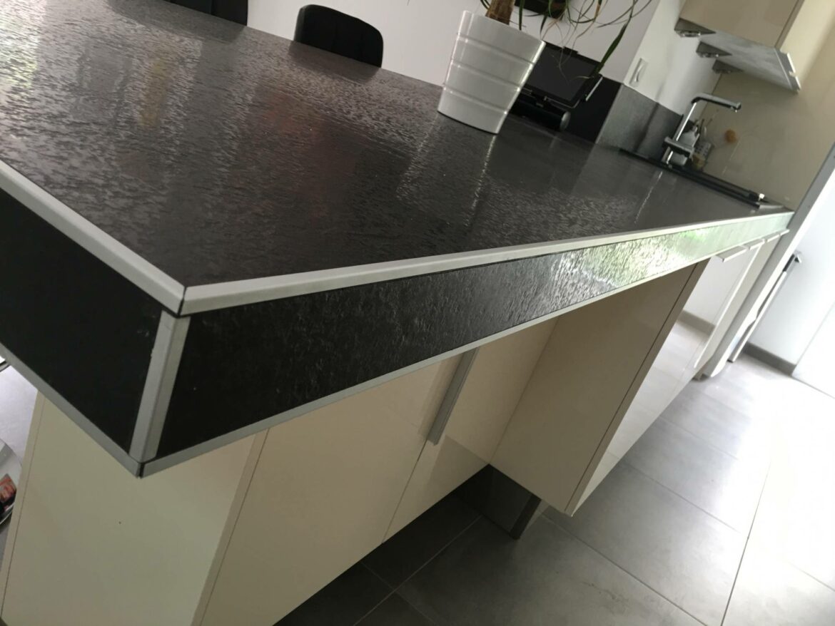 Comment décoller deux plans de travail ?