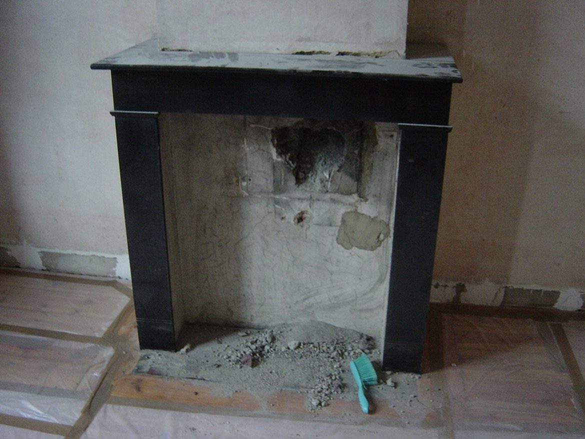 Comment démonter une cheminée ancienne en pierre ?
