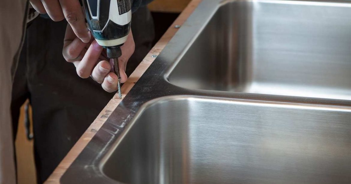 Comment encastrer un évier dans un plan de travail de cuisine ?