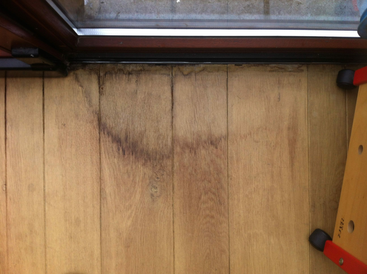 Comment enlever des taches noires d'humidité sur du bois ?