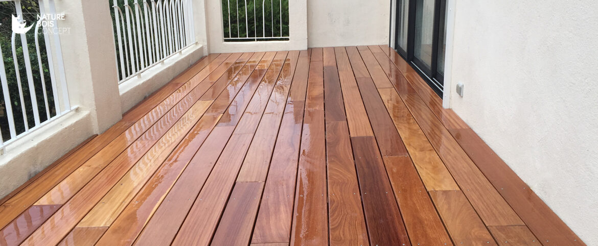 Comment enlever des taches noires sur du bois exotique ?