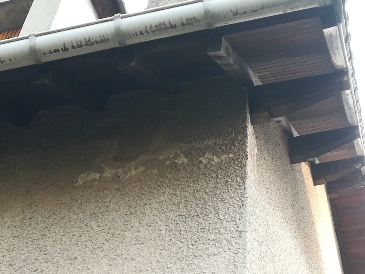 Comment enlever des taches sur un crepi extérieur ?