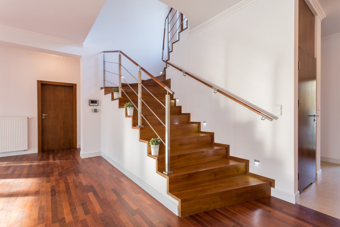 Comment enlever des taches sur un escalier en bois brut ?