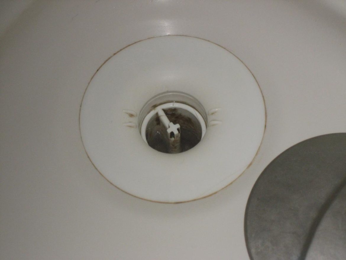 Comment enlever le siphon de la douche ?