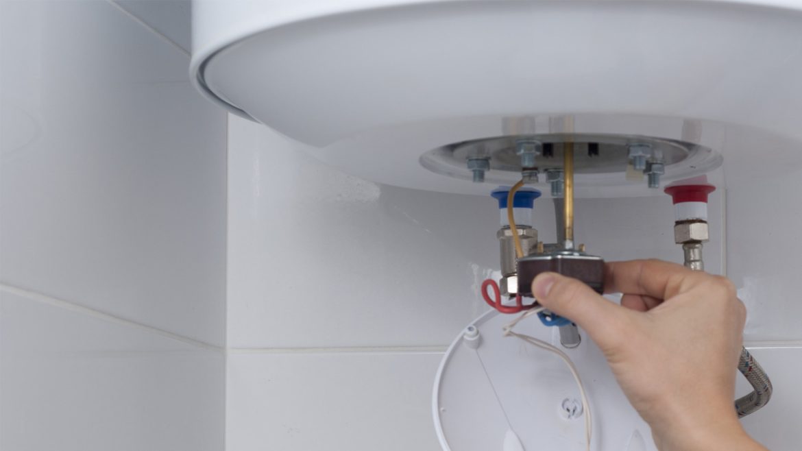 Comment est alimenté un ballon d'eau chaude ?