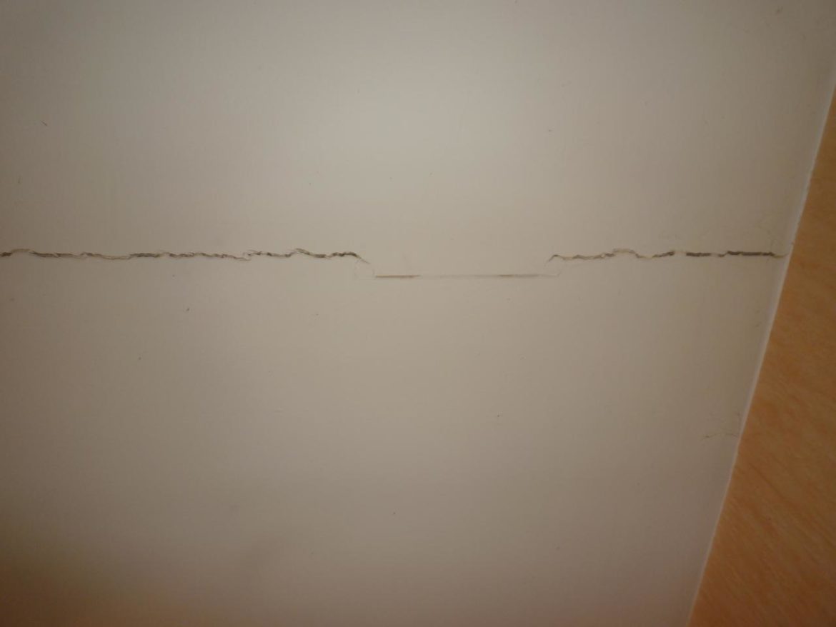 Comment faire disparaître une fissure sur un plafond ?
