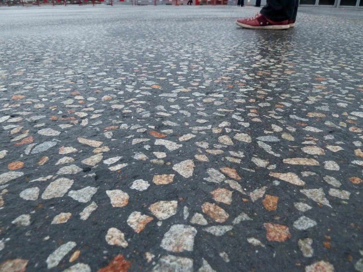 Comment faire du béton bouchardé ?