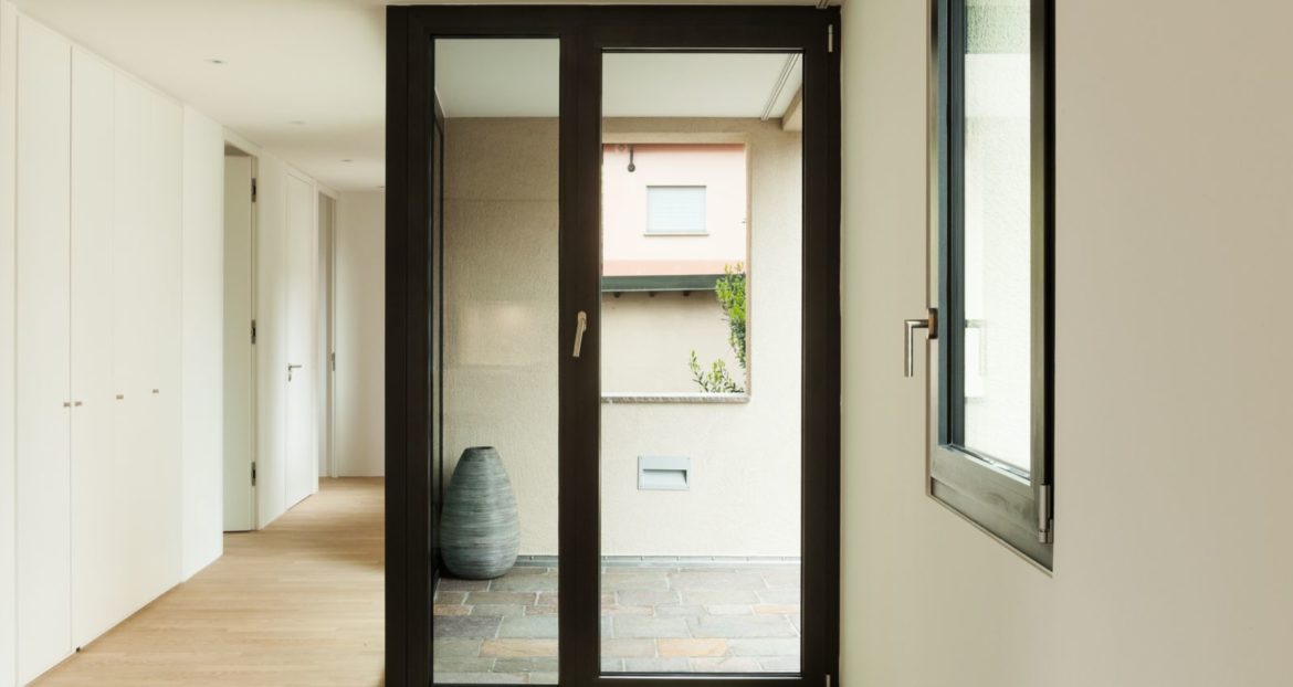 Comment faire glisser une porte-fenêtre coulissante ?