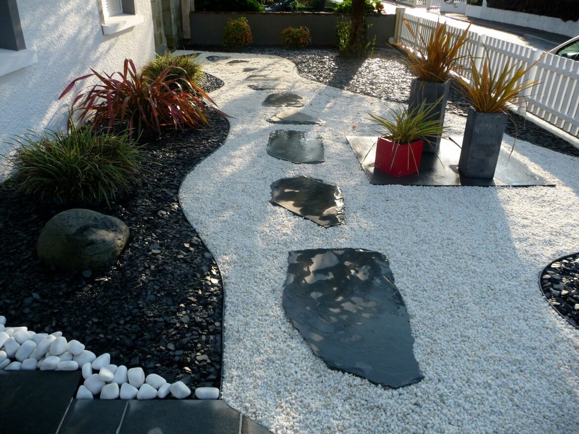 Comment faire tenir du gravier sur une pente ?