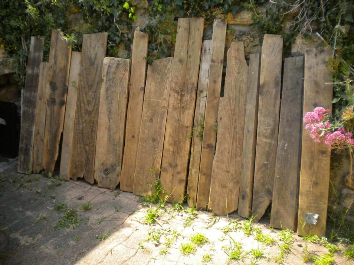 Comment faire tenir une palissade en bois ?